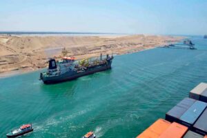 Barco navega por Canal de Suez