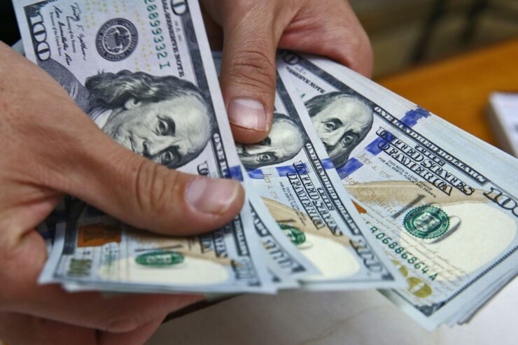 us-imposes-ban-on-dollar-banknotes-export-to-russia