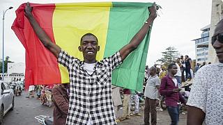Hombre con bandera en Mali
