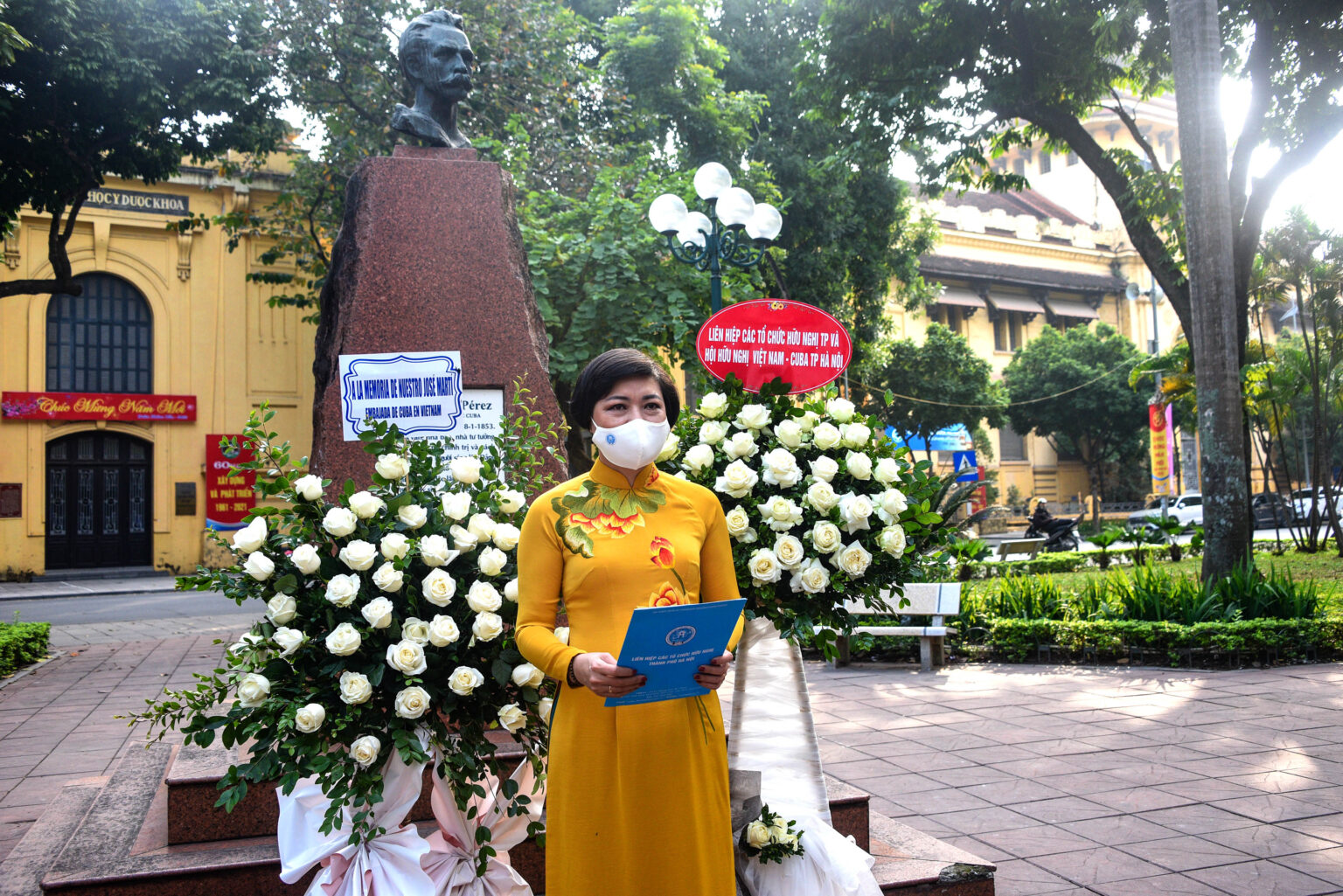 white-roses-for-jose-marti-in-vietnam