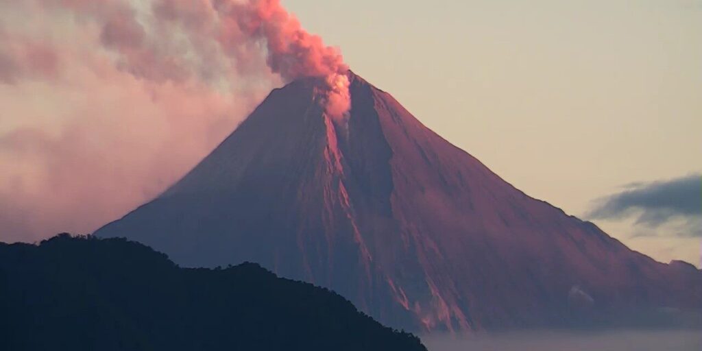 ecuadorian-amazonia-on-alert-for-possible-ash-fall