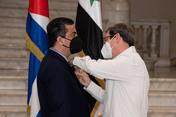 embajador-sirio-recibe-medalla-amistad-1