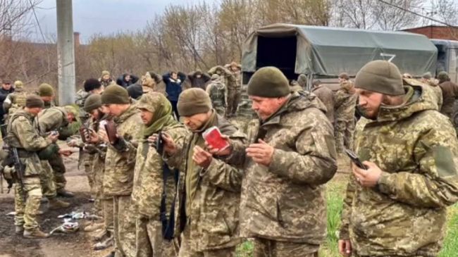ucrania-soldados-entregan