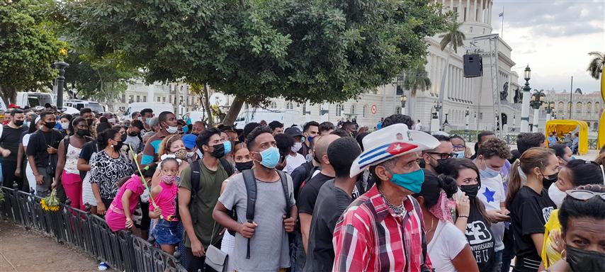 thousands-mourn-in-havana-the-victims-of-hotel-saratoga-explosion