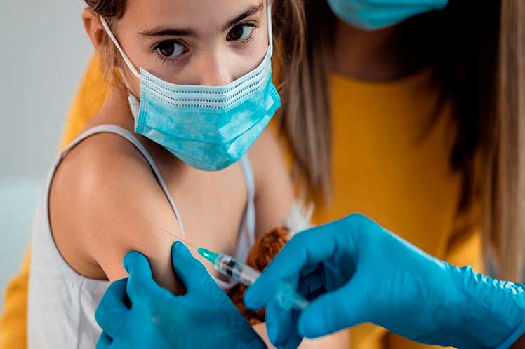 Uruguay-suspensión-vacunas-anti-Covid-menores