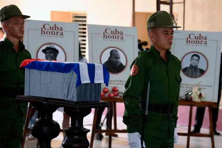 Cuba-Díaz-Canel-tributos-bomberos-fallecidos-1