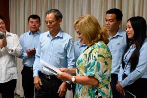 Vietnam-Cuba-donativos-1