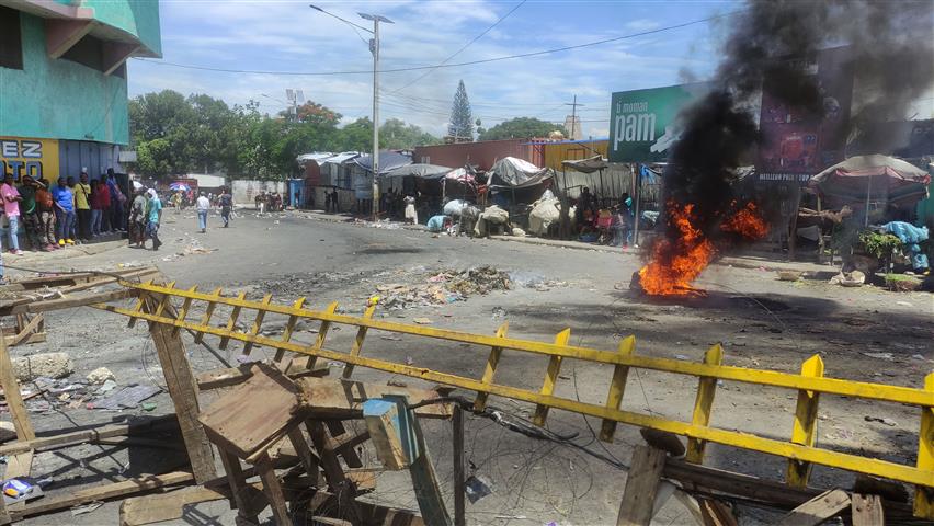 Barricadas y zanjas limitan acceso a terminales petroleras de Haití