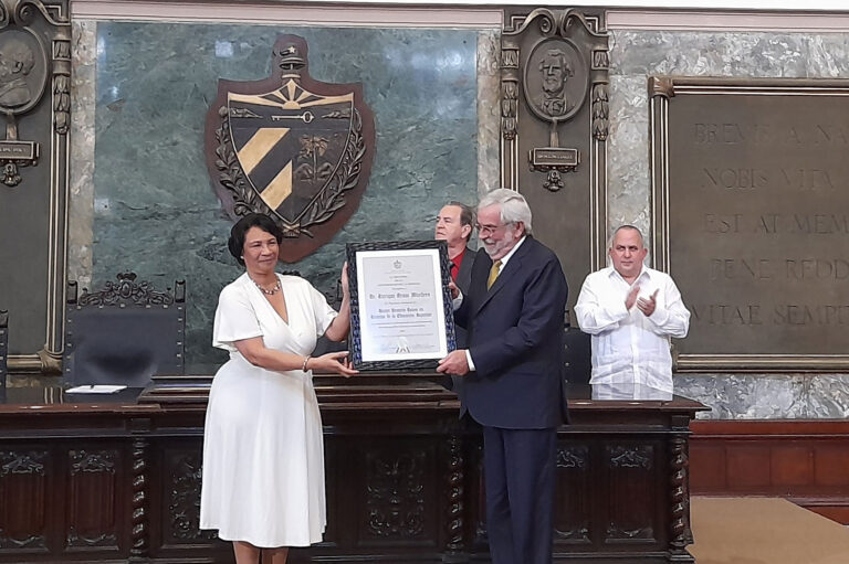 Cuba otorga grado de doctor honoris causa a académica mexicana