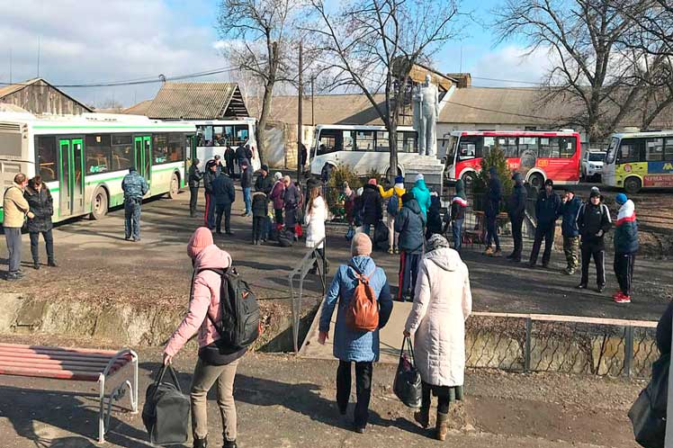 Thousands of Donbass residents evacuate to Russia