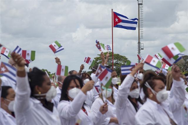 México seguirá contratando médicos cubanos
