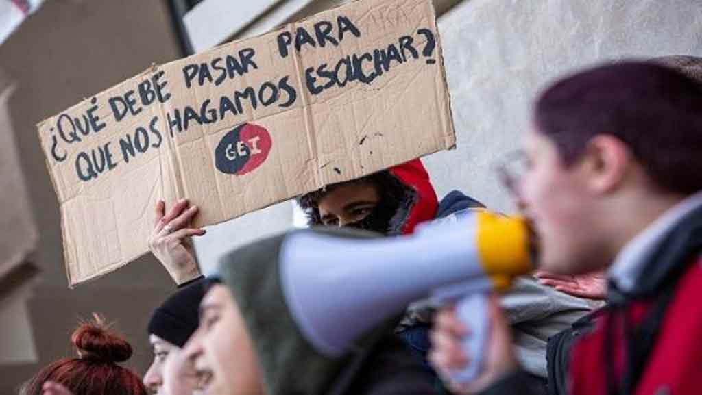 Uruguayan students protest against the government's educational reforms - Vimarsana News