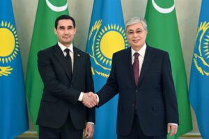 líderes de Kazajastán, Kasim-Yomart Tokaev, y de Turkmenistán, Serdar Berdimujamédov