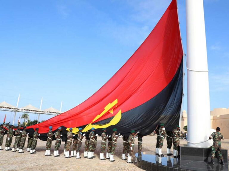 Angola-Bandera-Monumental