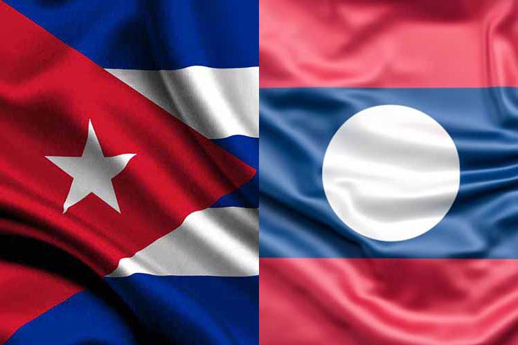 Cuba-Laos-banderas