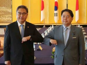japanese-south-korean-fms-discuss-pending-historical-issue