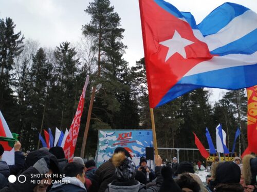 banderas-personas-reunidas-500x375