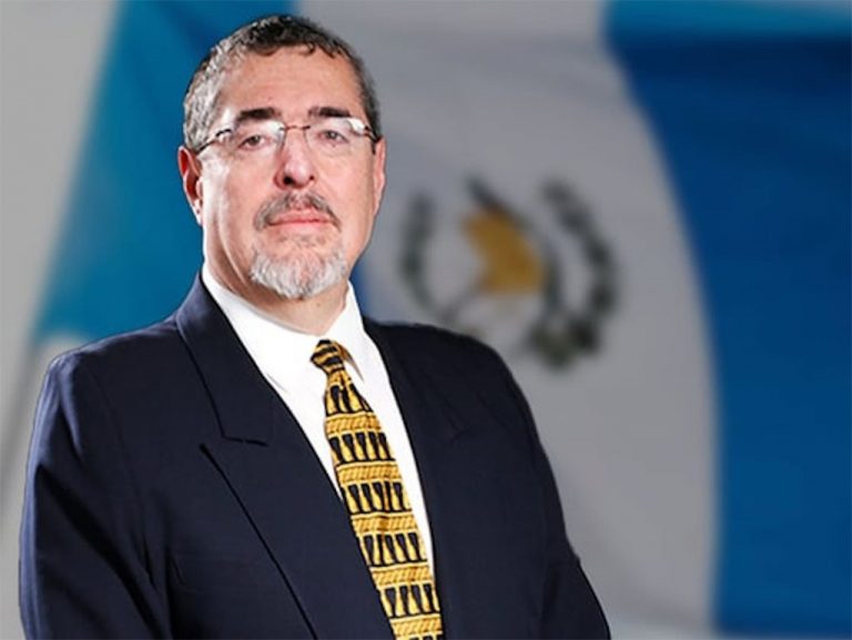 Presidente de Guatemala convoca a reunión al Fiscal General