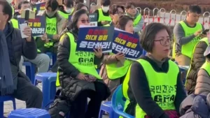 VIDEO-medicos-surcoreanos-protestan-politicas-768x432