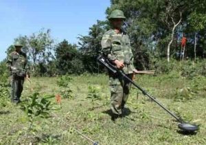 vietnam-reviews-unexploded-devices-search