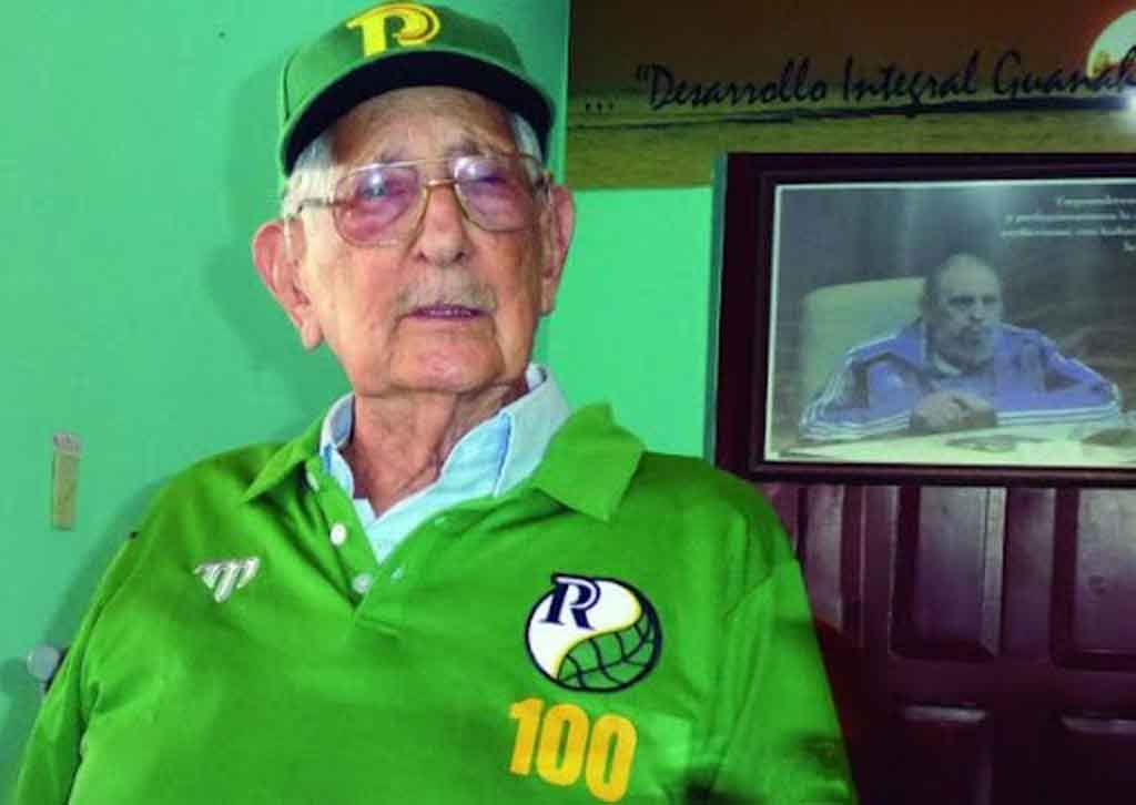 cuban-leaders-congratulate-guerrilla-commander-on-his-100th-birthday/