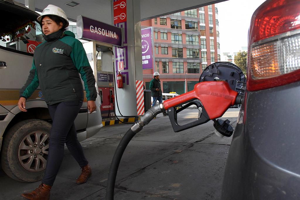bolivia-guarantees-normal-fuel-supply