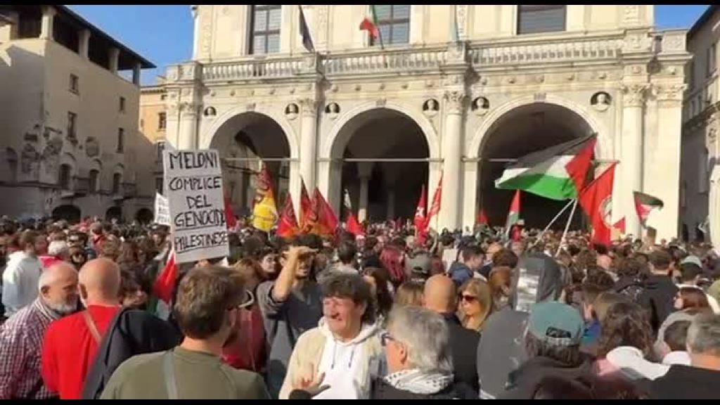 Protesti in pozivi k umiritvi spremljali tekme Izraela, Barcelona zavrnila izraelsko ekipo