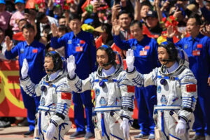 chinese-astronauts-from-shenzhou-20-will-return-in-another-spacecraft