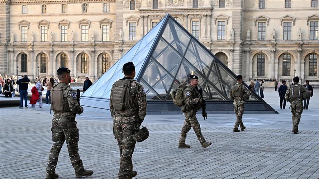 Investigation continues in Louvre Museum; jewels still unrecovered